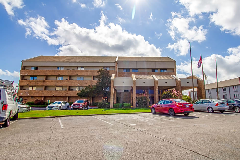 Tulsa Square Hotel Central, I-44 By OYO
