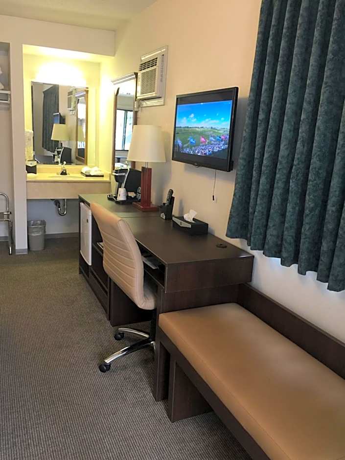 Super 8 by Wyndham Kelowna BC