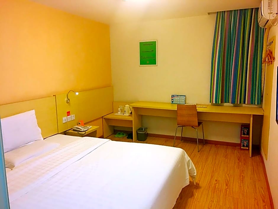 7 Days Inn Guangzhou Baoye Road Shayuan Metro Station Branch – Guangzhou (Canton), IA