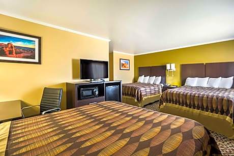 Suite - 3 Queen Beds, Non-Smoking, High Speed Internet Access, Refrigerator, Full Breakfast