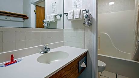 1 King Bed Non-Smoking Microwave And Mini-Refrigerator Wi-Fi Continental Breakfast