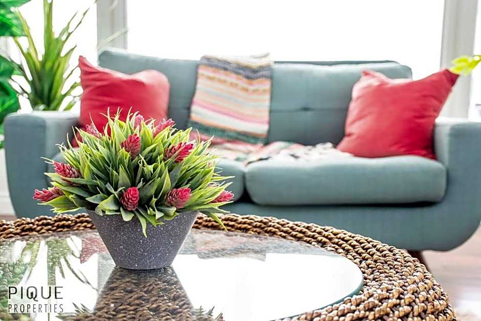 Tropical Oasis - King Beds - Free Netflix & Parking - Fast Wi-Fi