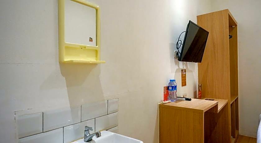 RedDoorz Plus @ Losari Makassar