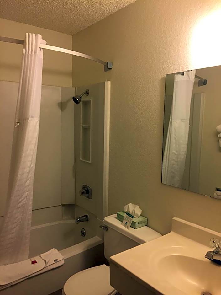 Super 8 by Wyndham Raton