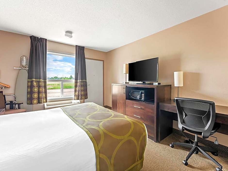 Super 8 by Wyndham Meadow Lake