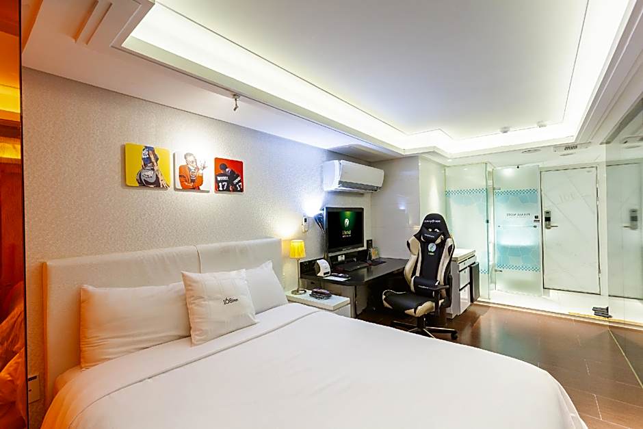 I Hotel