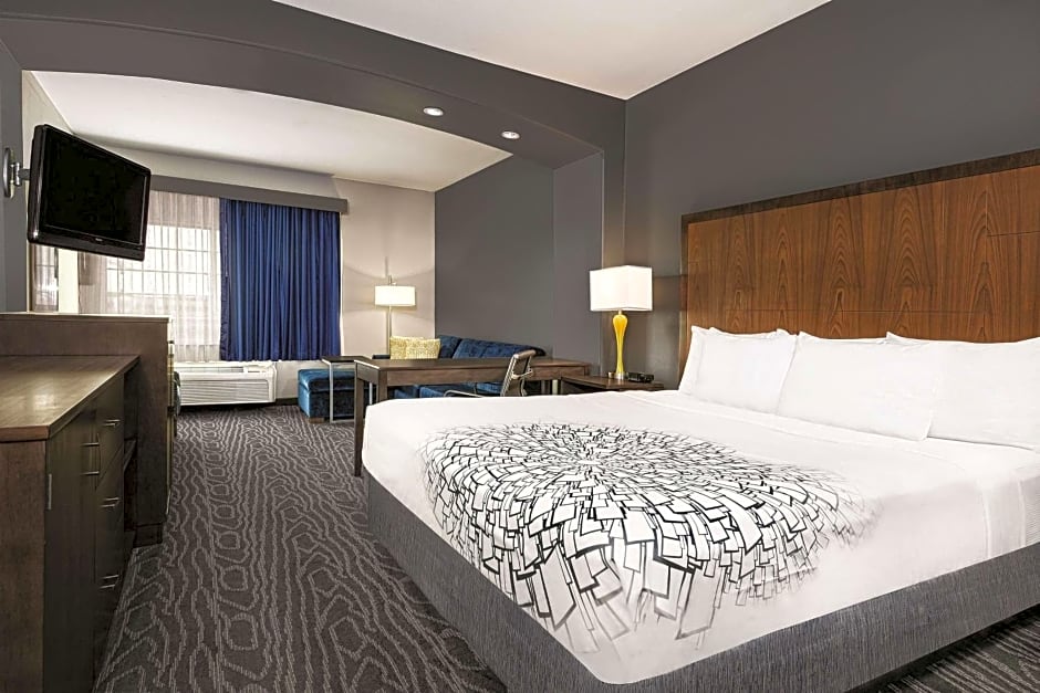 La Quinta Inn & Suites by Wyndham Mercedes Outlet Mall