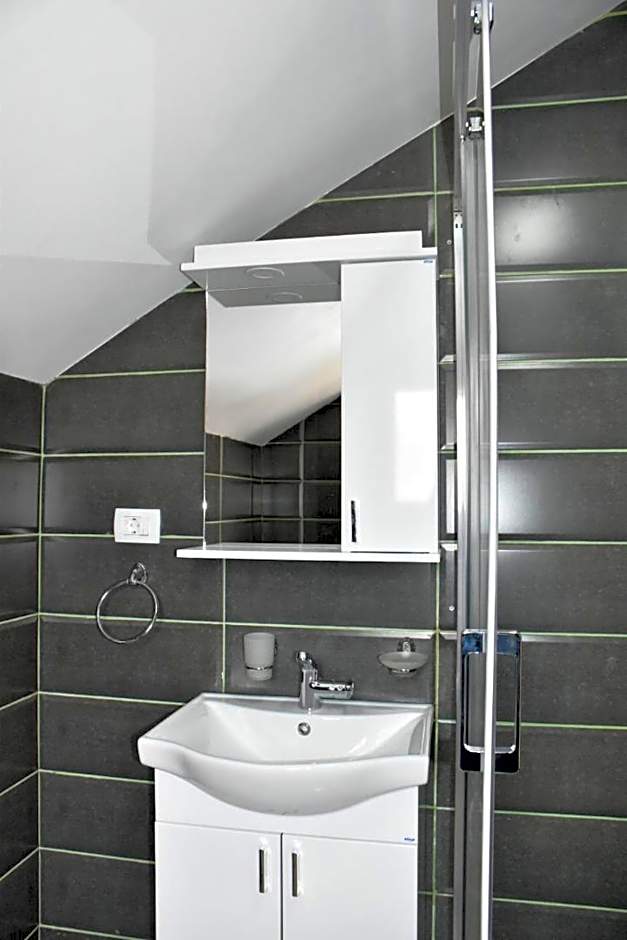 OSTROG Aparthotel KOLIBA-VLASTNIŠTVO MANASTIRA OSTROG