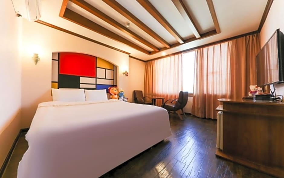 Photo 1 of 18 of 1 Queen Bed, Ocean View