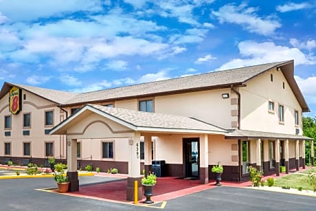 Super 8 by Wyndham Warrensburg