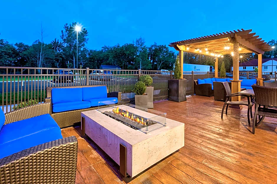 Holiday Inn Express & Suites Milan - Sandusky Area By IHG