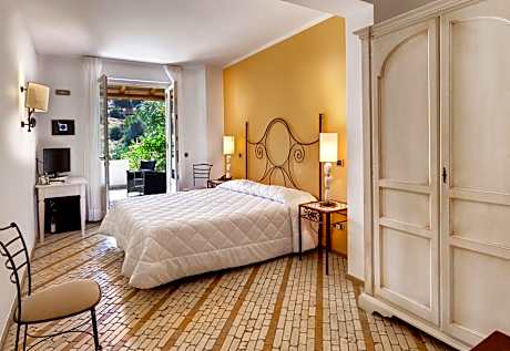 Classic Triple Room with Garden View