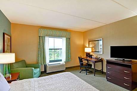 King Room with Roll-In Shower - Mobility Access/Non-Smoking