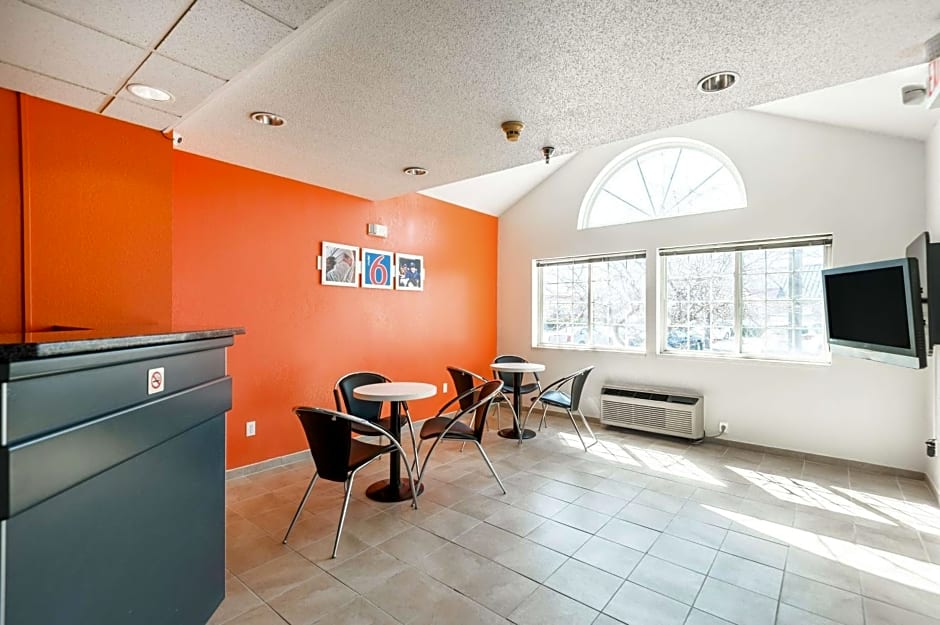 Motel 6-Olathe, KS