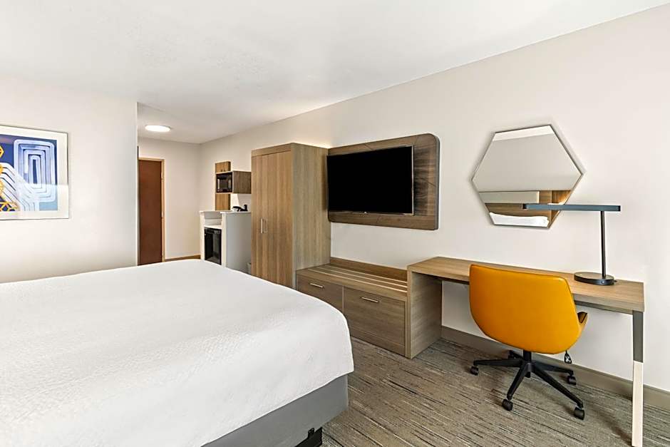 Holiday Inn Express & Suites Fairmont By IHG