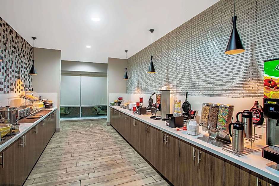 La Quinta Inn & Suites by Wyndham Pittsburg