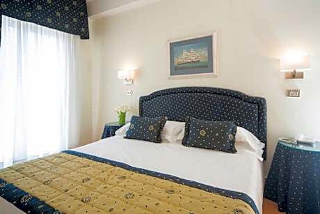 Classic Double or Twin Room with Lateral Sea View