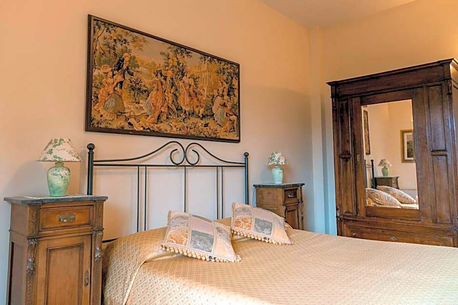 1 Double Bed or 2 Beds, Balcony or Patio — 6 fotoğraftan 1. fotoğraf