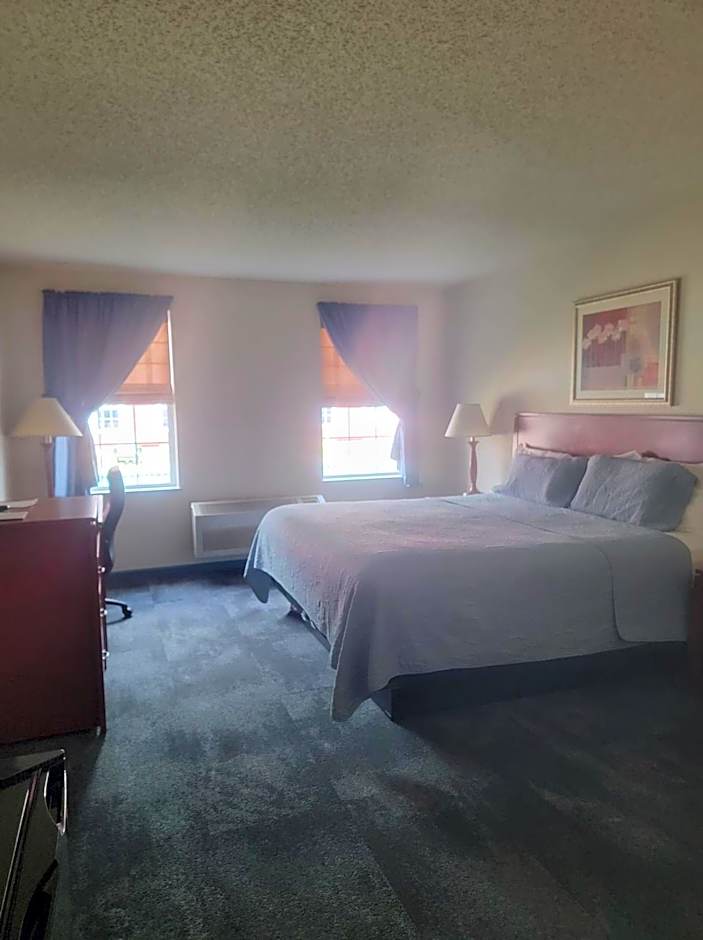 Photo 1 of 6 of 1 King Bed, Pool View