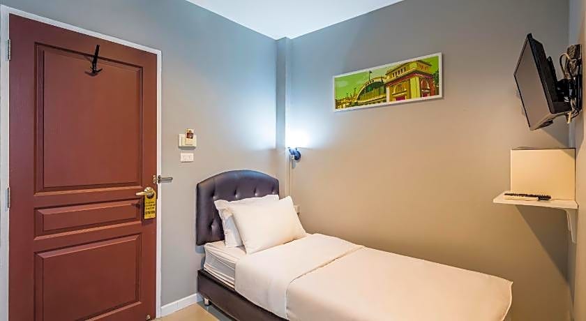 At Hua Lamphong Hotel