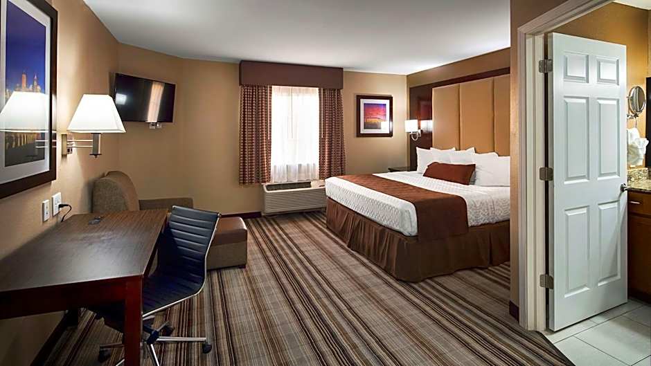 Photo 1 of 6 of 1 King Bed with Sofabed Suite