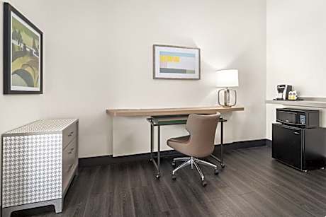 King Room with Hearing Accessible Tub - Non-Smoking