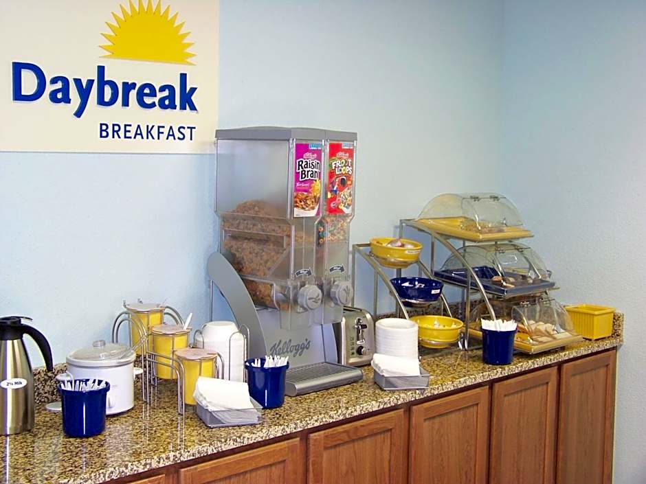 Days Inn & Suites by Wyndham Columbus NE