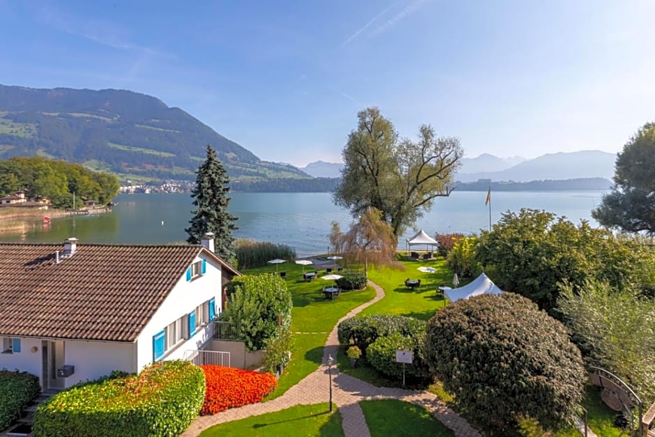 Schloss-Hotel am See - Swiss-Chalet Merlischachen