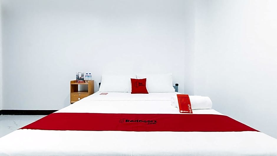 RedDoorz @ Don Martie Beach House Naic Cavite