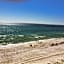 COUPLES GETAWAY, HONEYMOON SWEET, Perfectly Cozy Beach Front Condo with kitchen, pool, free parking,CHECK-IN AT DOOR
