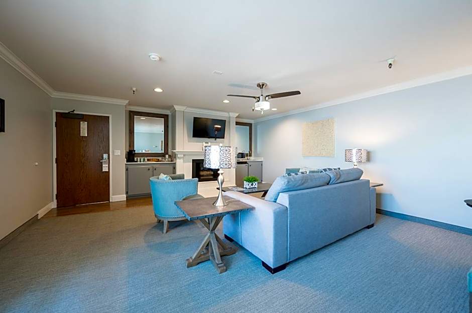 456 Embarcadero Inn & Suites