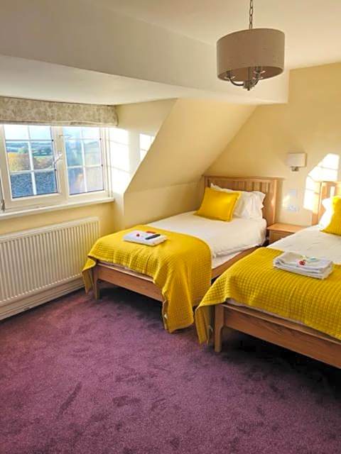 Crown & Cushion Hotel