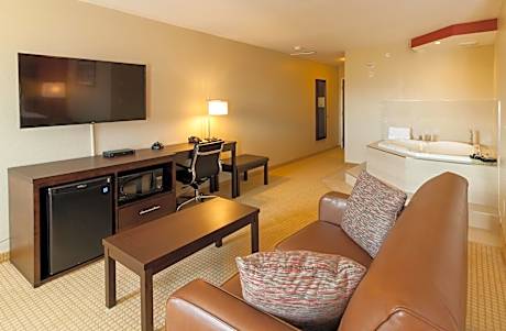 Deluxe King Suite with Hot Tub