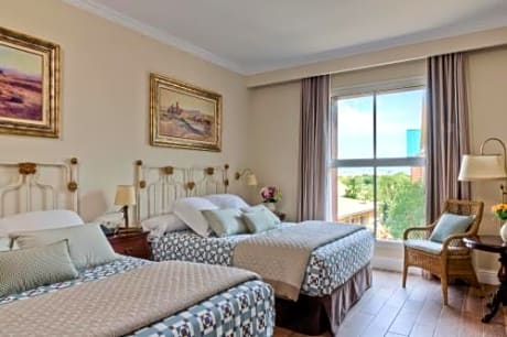 Superior Callaghan Room with Access to Amusement Park + 1 ticket to Ferrari Land