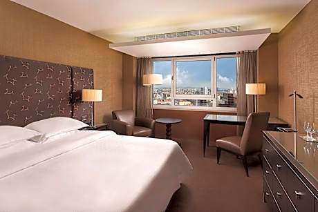 Premium Room, 1 Queen Bed, Non Smoking (Pool Access)