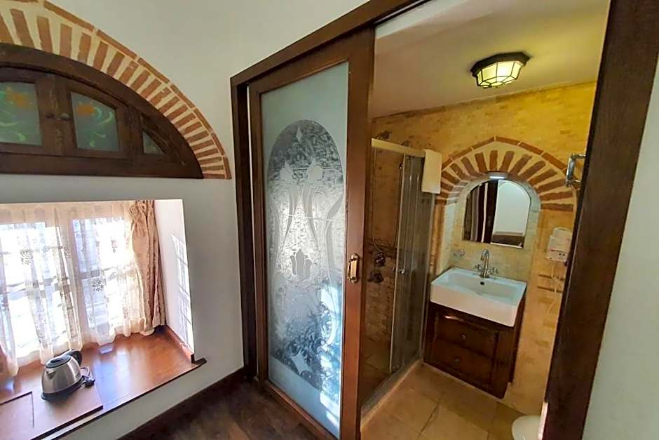 Cesme Kanuni Kervansaray Historical Hotel