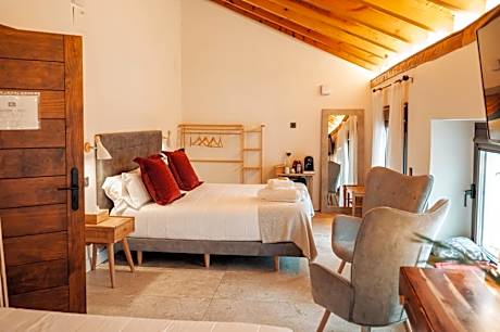 Deluxe Double Room with Balcony, Mountain View and Bathtub