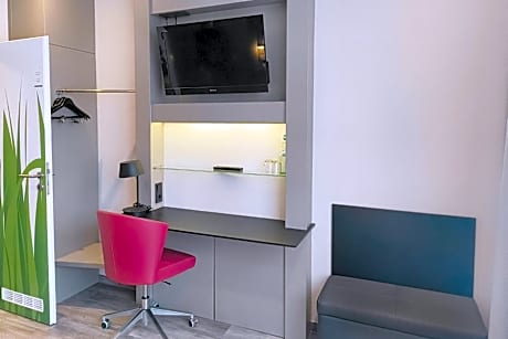 Double Room with Mobility Accessible Roll In Shower