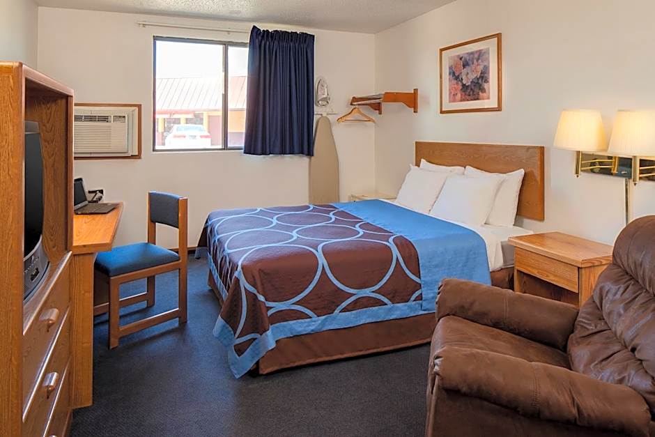 Super 8 by Wyndham Manhattan KS