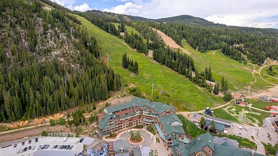 Comfy condo next to Gondola
