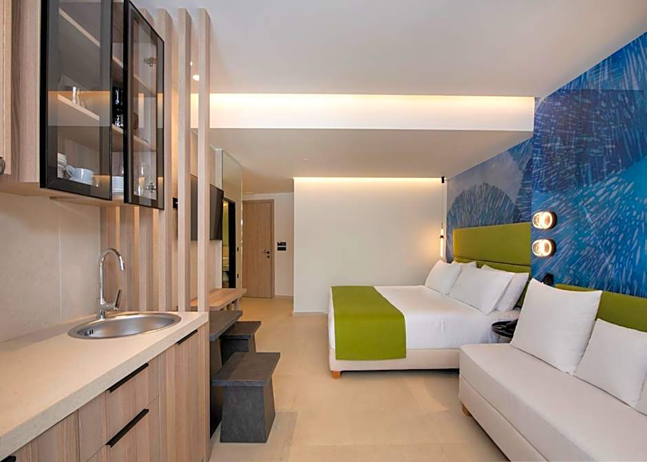 Leonidas Hotel & Apartments