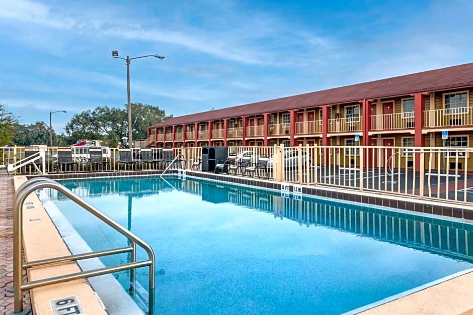 Econo Lodge Inn & Suites Maingate Central
