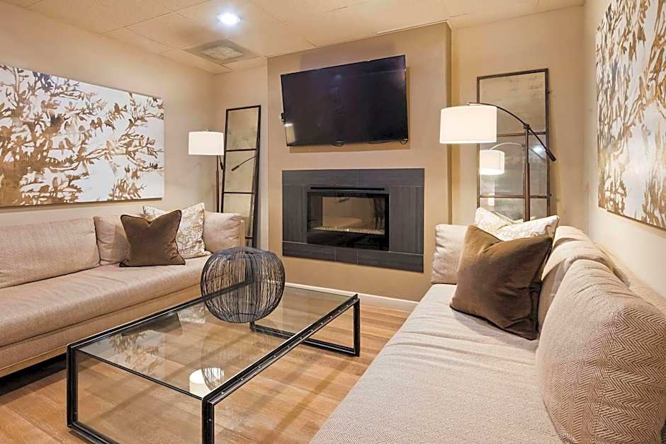 Seville Plaza Streetcar Hotel Museum District, Trademark