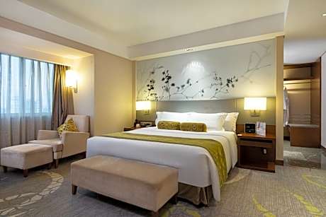 One-Bedroom Suite Lounge Access