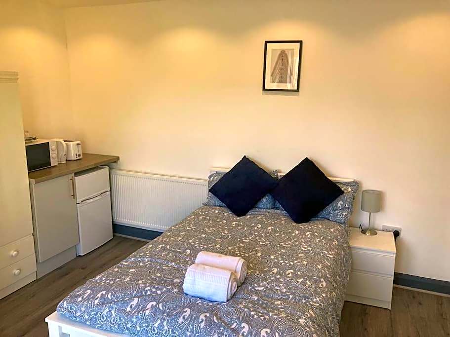 Newly refurbished studio, great location 8 studios