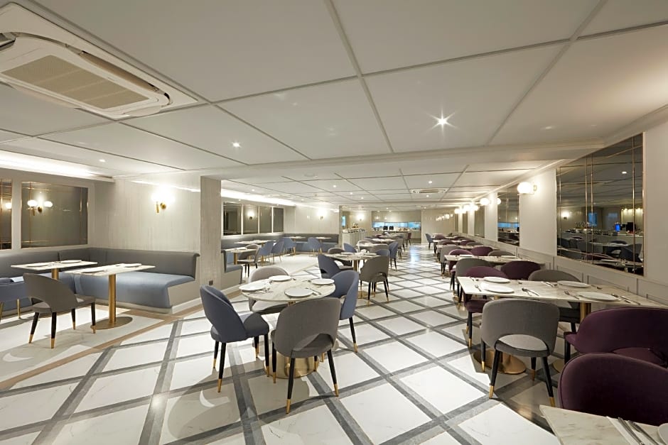 The Quarter Ploenchit by UHG