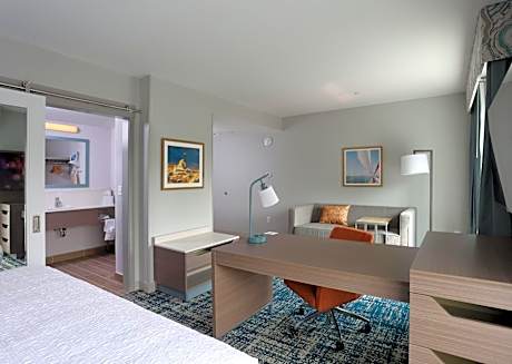 1 King Microwv/Fridge/Wet Bar Studio Lake Vw