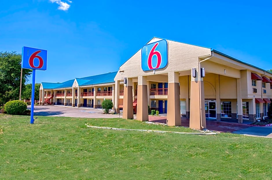 Motel 6 Arlington