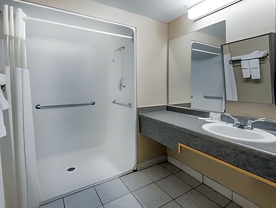 Travelodge by Wyndham Windsor