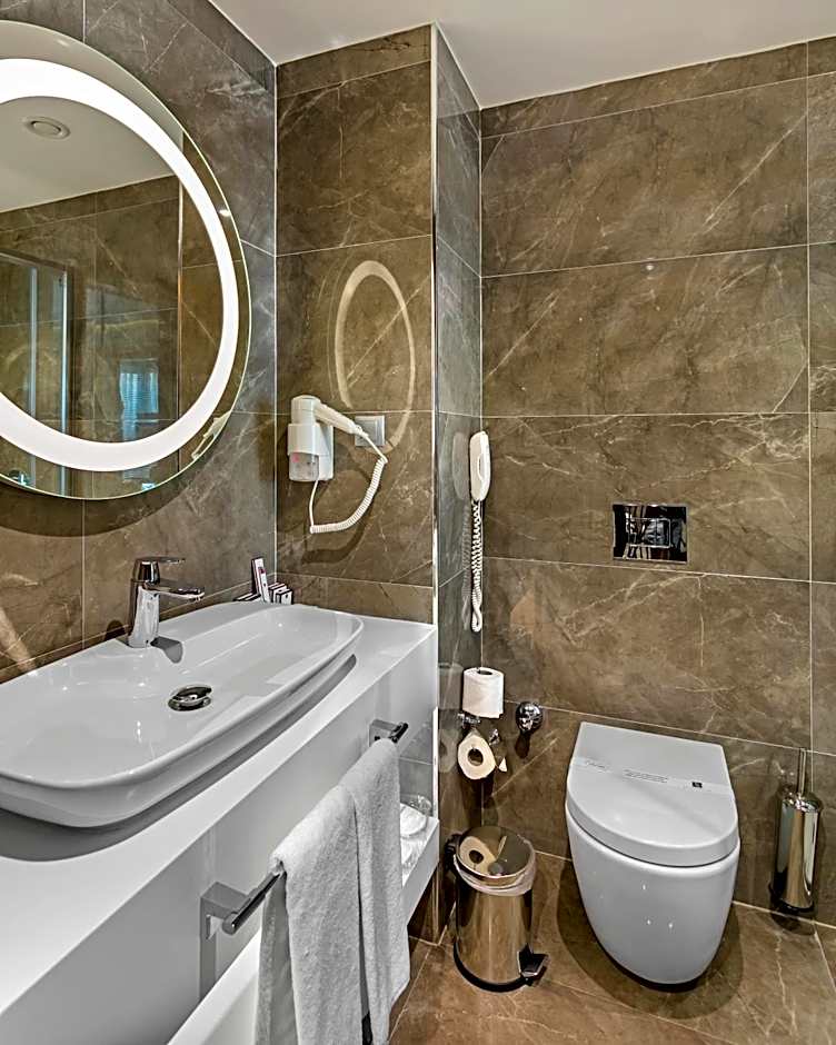 B Business Hotel & Spa